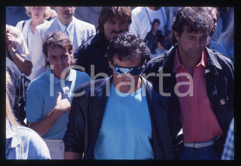 Sylvester STALLONE - CINEMA 1995 ca 35 mm vintage slide 48 Diapositiva d'epoca, in formato 35 mm.CONDIZIONI: GOODE' severamente vietata la riproduzione. Tutti i diritti sono riservati.Nella diapositiva ICharta mette in vendita, sul negozio eBay e in esclusiva sul sito "icharta" il proprio archivio composto da numerose diapositive e negativi fotografici d'epoca, tutti originali e autentici, che attraversano la storia del costume italiano tra gli la fine degli anni Sessanta e Novanta.Si tratta di uno sguardo inedito sull'attualità, la politica, la vita quotidiana, il gossip e la cultura, che fotografa il cambiamento della nazione in quest'ultimo scorcio del XX secolo. Un'occasione unica per il mercato del collezionismo, che vede finalmente disponibile un archivio eccezionale per vastità, tematiche e condizioni, in un settore (il negativo fotografico e la diapositiva) di assoluta novità e dalle interessanti prospettive di investimento.  GOOD/buono   originale e autentica 1