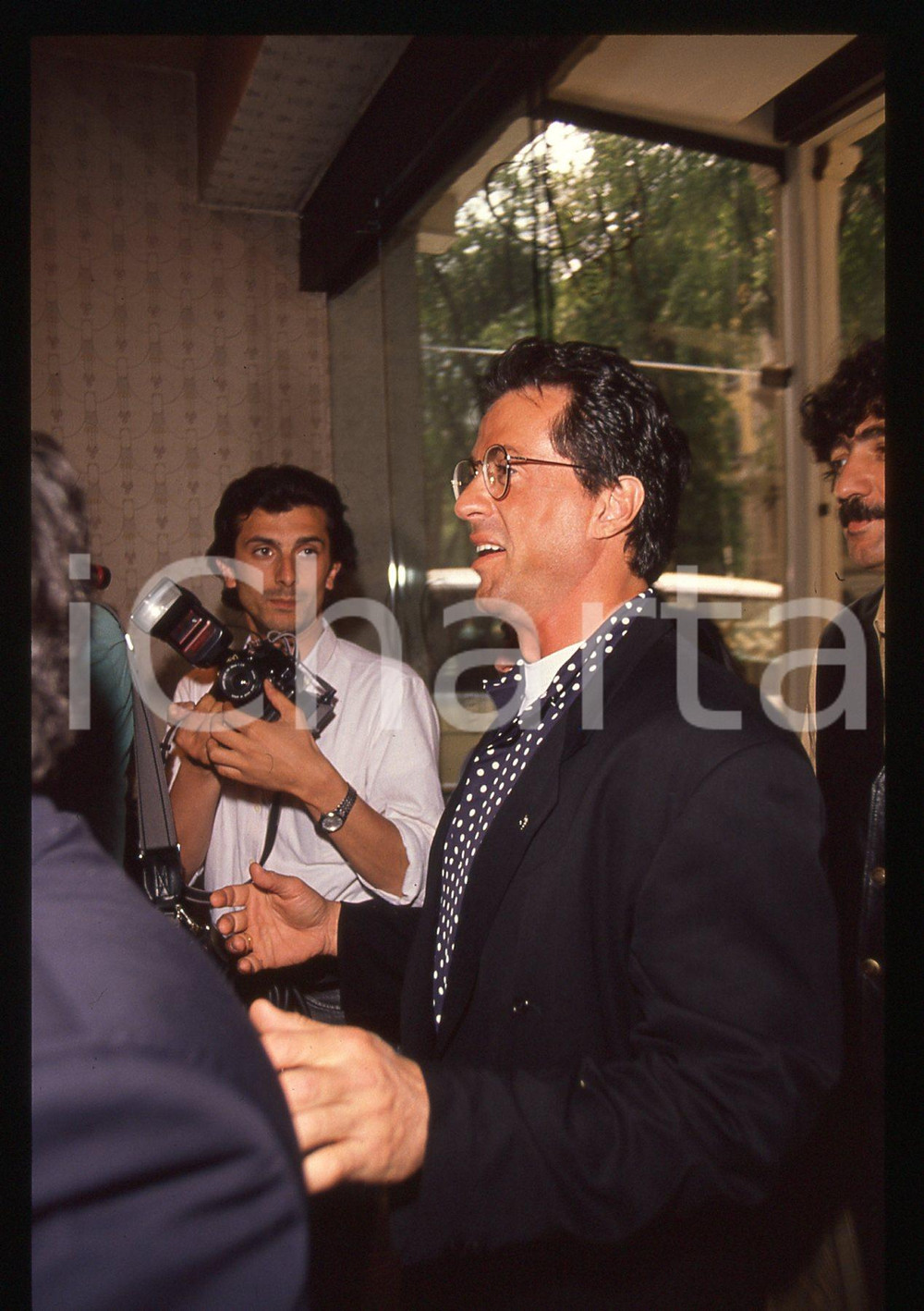 Sylvester STALLONE - CINEMA 1995 ca 35 mm vintage slide 50 Diapositiva d'epoca, in formato 35 mm.CONDIZIONI: GOODE' severamente vietata la riproduzione. Tutti i diritti sono riservati.Nella diapositiva ICharta mette in vendita, sul negozio eBay e in esclusiva sul sito "icharta" il proprio archivio composto da numerose diapositive e negativi fotografici d'epoca, tutti originali e autentici, che attraversano la storia del costume italiano tra gli la fine degli anni Sessanta e Novanta.Si tratta di uno sguardo inedito sull'attualità, la politica, la vita quotidiana, il gossip e la cultura, che fotografa il cambiamento della nazione in quest'ultimo scorcio del XX secolo. Un'occasione unica per il mercato del collezionismo, che vede finalmente disponibile un archivio eccezionale per vastità, tematiche e condizioni, in un settore (il negativo fotografico e la diapositiva) di assoluta novità e dalle interessanti prospettive di investimento.  GOOD/buono   originale e autentica 1
