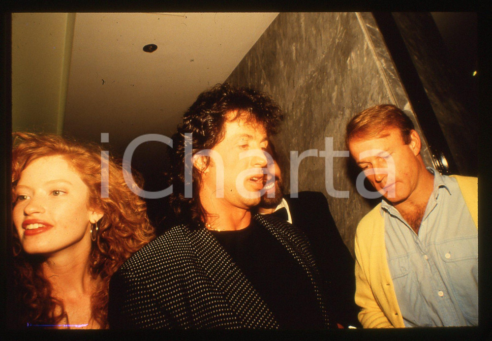 Sylvester STALLONE - CINEMA 1990 ca 35 mm vintage slide 4 Diapositiva d'epoca, in formato 35 mm.CONDIZIONI: GOODE' severamente vietata la riproduzione. Tutti i diritti sono riservati.Nella diapositiva ICharta mette in vendita, sul negozio eBay e in esclusiva sul sito "icharta" il proprio archivio composto da numerose diapositive e negativi fotografici d'epoca, tutti originali e autentici, che attraversano la storia del costume italiano tra gli la fine degli anni Sessanta e Novanta.Si tratta di uno sguardo inedito sull'attualità, la politica, la vita quotidiana, il gossip e la cultura, che fotografa il cambiamento della nazione in quest'ultimo scorcio del XX secolo. Un'occasione unica per il mercato del collezionismo, che vede finalmente disponibile un archivio eccezionale per vastità, tematiche e condizioni, in un settore (il negativo fotografico e la diapositiva) di assoluta novità e dalle interessanti prospettive di investimento.  GOOD/buono   originale e autentica 1