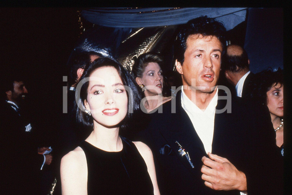 Sylvester STALLONE - CINEMA 1995 ca 35 mm vintage slide 51 Diapositiva d'epoca, in formato 35 mm.CONDIZIONI: GOODE' severamente vietata la riproduzione. Tutti i diritti sono riservati.Nella diapositiva ICharta mette in vendita, sul negozio eBay e in esclusiva sul sito "icharta" il proprio archivio composto da numerose diapositive e negativi fotografici d'epoca, tutti originali e autentici, che attraversano la storia del costume italiano tra gli la fine degli anni Sessanta e Novanta.Si tratta di uno sguardo inedito sull'attualità, la politica, la vita quotidiana, il gossip e la cultura, che fotografa il cambiamento della nazione in quest'ultimo scorcio del XX secolo. Un'occasione unica per il mercato del collezionismo, che vede finalmente disponibile un archivio eccezionale per vastità, tematiche e condizioni, in un settore (il negativo fotografico e la diapositiva) di assoluta novità e dalle interessanti prospettive di investimento.  GOOD/buono   originale e autentica 1