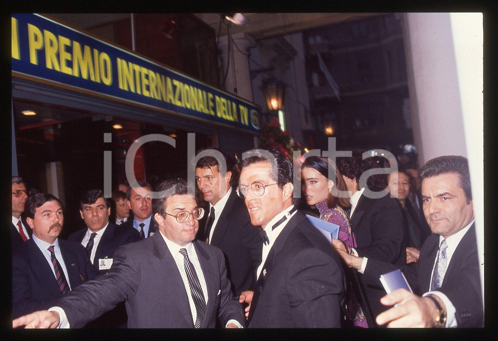 Sylvester STALLONE e Jennifer FLAVIN - COSTUME 1995 ca 35 mm vintage slide 15 Diapositiva d'epoca, in formato 35 mm.CONDIZIONI: GOODE' severamente vietata la riproduzione. Tutti i diritti sono riservati.Nella diapositiva ICharta mette in vendita, sul negozio eBay e in esclusiva sul sito "icharta" il proprio archivio composto da numerose diapositive e negativi fotografici d'epoca, tutti originali e autentici, che attraversano la storia del costume italiano tra gli la fine degli anni Sessanta e Novanta.Si tratta di uno sguardo inedito sull'attualità, la politica, la vita quotidiana, il gossip e la cultura, che fotografa il cambiamento della nazione in quest'ultimo scorcio del XX secolo. Un'occasione unica per il mercato del collezionismo, che vede finalmente disponibile un archivio eccezionale per vastità, tematiche e condizioni, in un settore (il negativo fotografico e la diapositiva) di assoluta novità e dalle interessanti prospettive di investimento.  GOOD/buono   originale e autentica 1