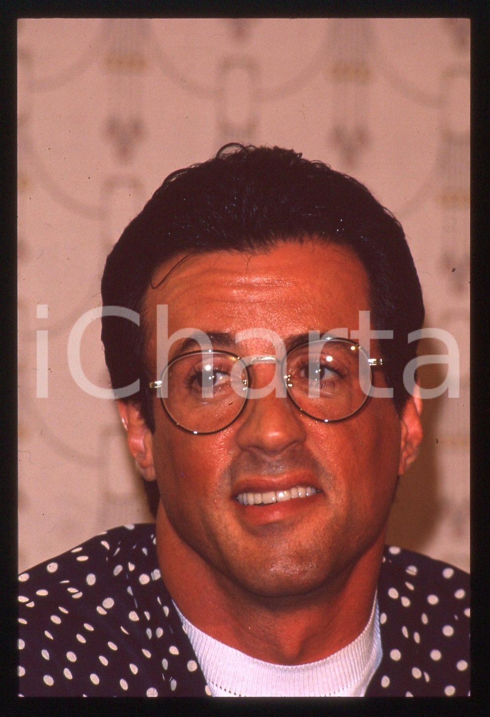 Sylvester STALLONE - CINEMA 1995 ca 35 mm vintage slide 52 Diapositiva d'epoca, in formato 35 mm.CONDIZIONI: GOODE' severamente vietata la riproduzione. Tutti i diritti sono riservati.Nella diapositiva ICharta mette in vendita, sul negozio eBay e in esclusiva sul sito "icharta" il proprio archivio composto da numerose diapositive e negativi fotografici d'epoca, tutti originali e autentici, che attraversano la storia del costume italiano tra gli la fine degli anni Sessanta e Novanta.Si tratta di uno sguardo inedito sull'attualità, la politica, la vita quotidiana, il gossip e la cultura, che fotografa il cambiamento della nazione in quest'ultimo scorcio del XX secolo. Un'occasione unica per il mercato del collezionismo, che vede finalmente disponibile un archivio eccezionale per vastità, tematiche e condizioni, in un settore (il negativo fotografico e la diapositiva) di assoluta novità e dalle interessanti prospettive di investimento.  GOOD/buono   originale e autentica 1
