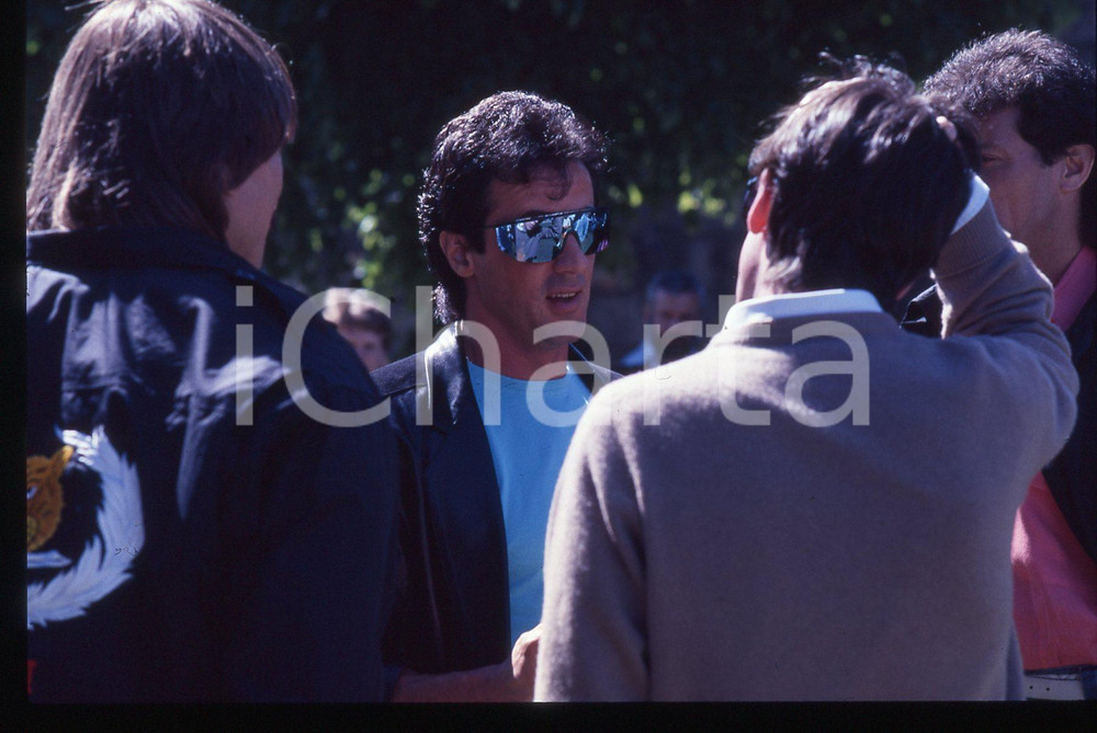 Sylvester STALLONE - CINEMA 1995 ca 35 mm vintage slide 53 Diapositiva d'epoca, in formato 35 mm.CONDIZIONI: GOODE' severamente vietata la riproduzione. Tutti i diritti sono riservati.Nella diapositiva ICharta mette in vendita, sul negozio eBay e in esclusiva sul sito "icharta" il proprio archivio composto da numerose diapositive e negativi fotografici d'epoca, tutti originali e autentici, che attraversano la storia del costume italiano tra gli la fine degli anni Sessanta e Novanta.Si tratta di uno sguardo inedito sull'attualità, la politica, la vita quotidiana, il gossip e la cultura, che fotografa il cambiamento della nazione in quest'ultimo scorcio del XX secolo. Un'occasione unica per il mercato del collezionismo, che vede finalmente disponibile un archivio eccezionale per vastità, tematiche e condizioni, in un settore (il negativo fotografico e la diapositiva) di assoluta novità e dalle interessanti prospettive di investimento.  GOOD/buono   originale e autentica 1