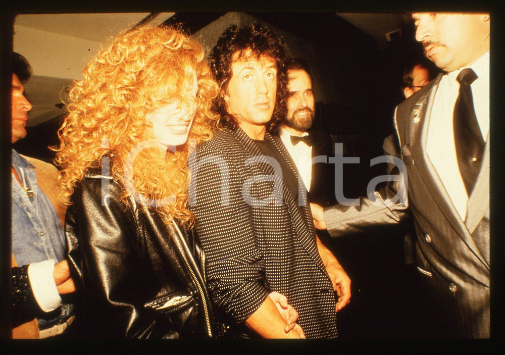 Sylvester STALLONE - CINEMA 1990 ca 35 mm vintage slide 5 Diapositiva d'epoca, in formato 35 mm.CONDIZIONI: GOODE' severamente vietata la riproduzione. Tutti i diritti sono riservati.Nella diapositiva ICharta mette in vendita, sul negozio eBay e in esclusiva sul sito "icharta" il proprio archivio composto da numerose diapositive e negativi fotografici d'epoca, tutti originali e autentici, che attraversano la storia del costume italiano tra gli la fine degli anni Sessanta e Novanta.Si tratta di uno sguardo inedito sull'attualità, la politica, la vita quotidiana, il gossip e la cultura, che fotografa il cambiamento della nazione in quest'ultimo scorcio del XX secolo. Un'occasione unica per il mercato del collezionismo, che vede finalmente disponibile un archivio eccezionale per vastità, tematiche e condizioni, in un settore (il negativo fotografico e la diapositiva) di assoluta novità e dalle interessanti prospettive di investimento.  GOOD/buono   originale e autentica 1