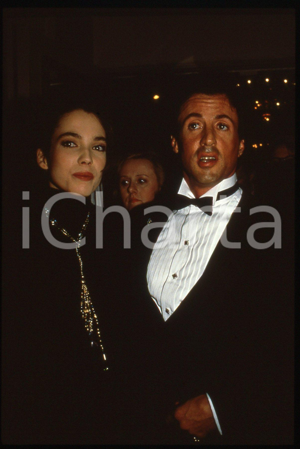 Sylvester STALLONE - CINEMA 1995 ca 35 mm vintage slide 54 Diapositiva d'epoca, in formato 35 mm.CONDIZIONI: GOODE' severamente vietata la riproduzione. Tutti i diritti sono riservati.Nella diapositiva ICharta mette in vendita, sul negozio eBay e in esclusiva sul sito "icharta" il proprio archivio composto da numerose diapositive e negativi fotografici d'epoca, tutti originali e autentici, che attraversano la storia del costume italiano tra gli la fine degli anni Sessanta e Novanta.Si tratta di uno sguardo inedito sull'attualità, la politica, la vita quotidiana, il gossip e la cultura, che fotografa il cambiamento della nazione in quest'ultimo scorcio del XX secolo. Un'occasione unica per il mercato del collezionismo, che vede finalmente disponibile un archivio eccezionale per vastità, tematiche e condizioni, in un settore (il negativo fotografico e la diapositiva) di assoluta novità e dalle interessanti prospettive di investimento.  GOOD/buono   originale e autentica 1
