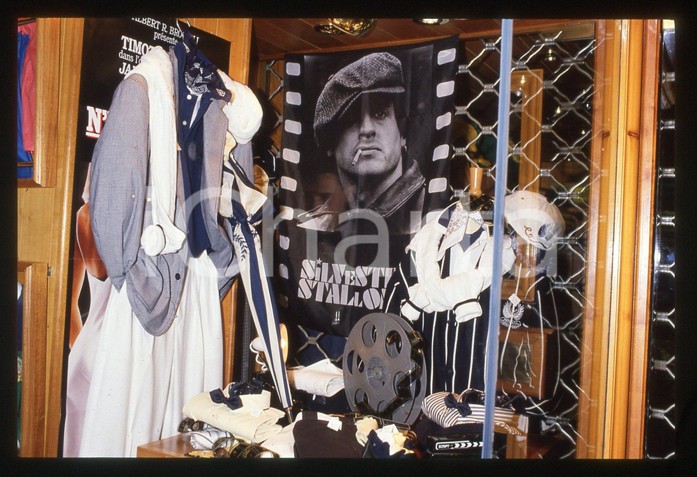 Sylvester STALLONE - CINEMA 1995 ca 35 mm vintage slide 55 Diapositiva d'epoca, in formato 35 mm.CONDIZIONI: GOODE' severamente vietata la riproduzione. Tutti i diritti sono riservati.Nella diapositiva ICharta mette in vendita, sul negozio eBay e in esclusiva sul sito "icharta" il proprio archivio composto da numerose diapositive e negativi fotografici d'epoca, tutti originali e autentici, che attraversano la storia del costume italiano tra gli la fine degli anni Sessanta e Novanta.Si tratta di uno sguardo inedito sull'attualità, la politica, la vita quotidiana, il gossip e la cultura, che fotografa il cambiamento della nazione in quest'ultimo scorcio del XX secolo. Un'occasione unica per il mercato del collezionismo, che vede finalmente disponibile un archivio eccezionale per vastità, tematiche e condizioni, in un settore (il negativo fotografico e la diapositiva) di assoluta novità e dalle interessanti prospettive di investimento.  GOOD/buono   originale e autentica 1