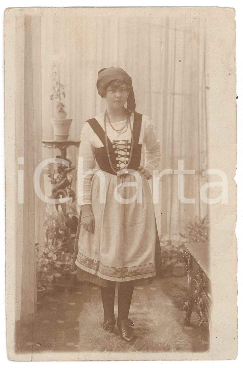 Fotografia d epoca originale 1920 ca  Ritratto di ragazza in costume tirolese o austriaco Foto cartolina 1