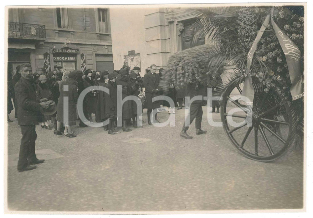 Fotografia d epoca originale 1920 ca MILANO Zona MONUMENTALE  Corteo funebre 2 Foto 18x13 cm 1