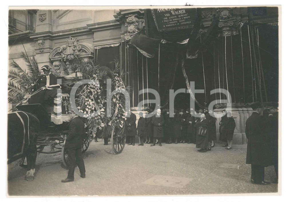 Fotografia d epoca originale 1920 ca MILANO Zona MONUMENTALE  Corteo funebre 3 Foto 18x13 cm 1