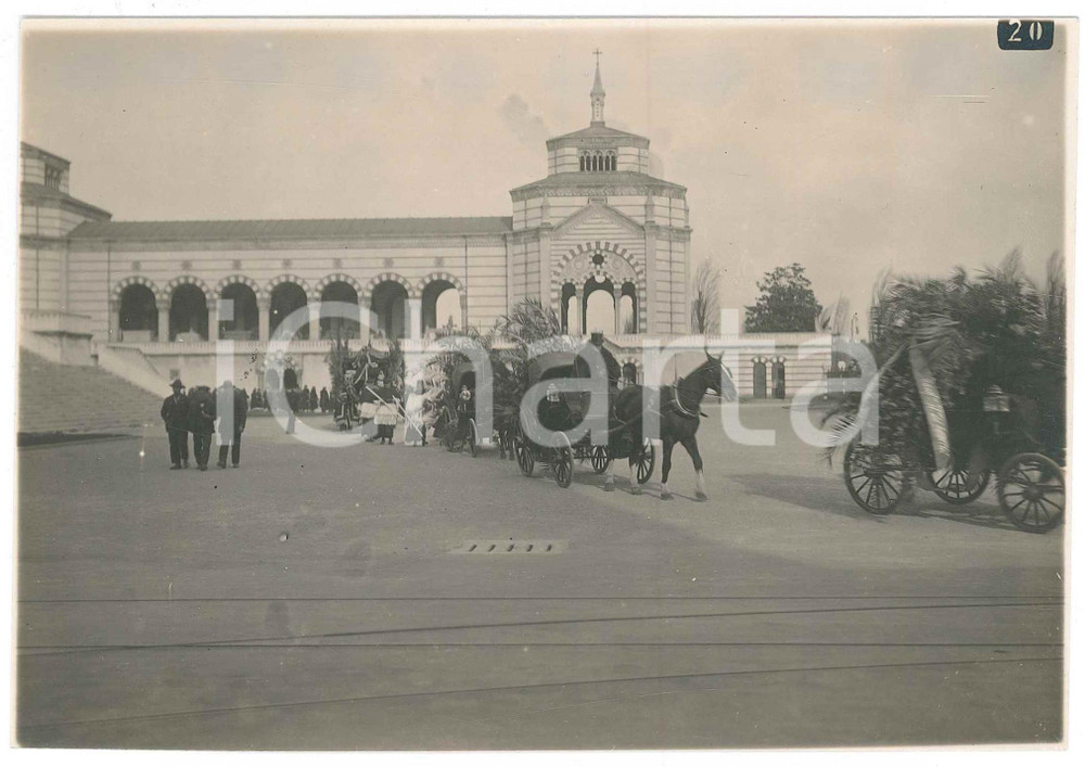 Fotografia d epoca originale 1920 ca MILANO Cimitero MONUMENTALE  Corteo funebre 1 Foto 18x13 cm 1