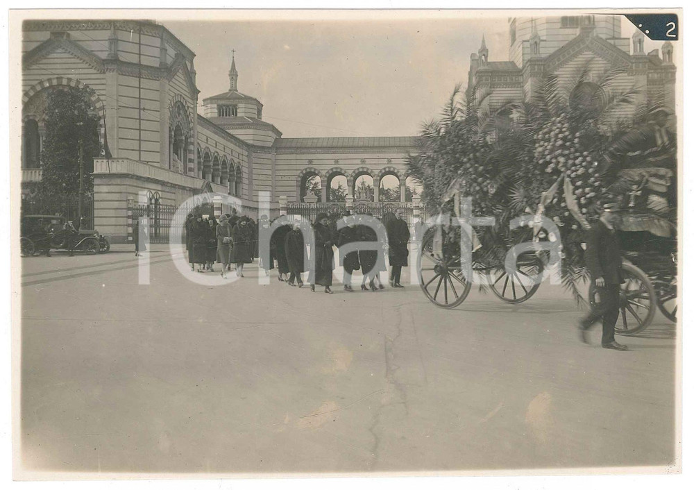 Fotografia d epoca originale 1920 ca MILANO Cimitero MONUMENTALE  Corteo funebre 2 Foto 18x13 cm 1