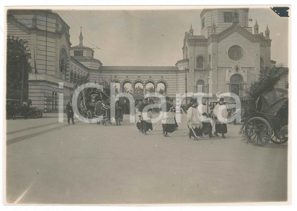Fotografia d epoca originale 1920 ca MILANO Cimitero MONUMENTALE  Corteo funebre 3 Foto 18x13 cm 1