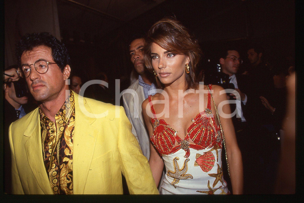 Sylvester STALLONE e Jennifer FLAVIN - COSTUME 1995 ca 35 mm vintage slide 18 Diapositiva d'epoca, in formato 35 mm.CONDIZIONI: GOODE' severamente vietata la riproduzione. Tutti i diritti sono riservati.Nella diapositiva ICharta mette in vendita, sul negozio eBay e in esclusiva sul sito "icharta" il proprio archivio composto da numerose diapositive e negativi fotografici d'epoca, tutti originali e autentici, che attraversano la storia del costume italiano tra gli la fine degli anni Sessanta e Novanta.Si tratta di uno sguardo inedito sull'attualità, la politica, la vita quotidiana, il gossip e la cultura, che fotografa il cambiamento della nazione in quest'ultimo scorcio del XX secolo. Un'occasione unica per il mercato del collezionismo, che vede finalmente disponibile un archivio eccezionale per vastità, tematiche e condizioni, in un settore (il negativo fotografico e la diapositiva) di assoluta novità e dalle interessanti prospettive di investimento.  GOOD/buono   originale e autentica 1