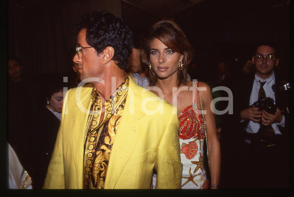 Sylvester STALLONE e Jennifer FLAVIN - COSTUME 1995 ca 35 mm vintage slide 19 Diapositiva d'epoca, in formato 35 mm.CONDIZIONI: GOODE' severamente vietata la riproduzione. Tutti i diritti sono riservati.Nella diapositiva ICharta mette in vendita, sul negozio eBay e in esclusiva sul sito "icharta" il proprio archivio composto da numerose diapositive e negativi fotografici d'epoca, tutti originali e autentici, che attraversano la storia del costume italiano tra gli la fine degli anni Sessanta e Novanta.Si tratta di uno sguardo inedito sull'attualità, la politica, la vita quotidiana, il gossip e la cultura, che fotografa il cambiamento della nazione in quest'ultimo scorcio del XX secolo. Un'occasione unica per il mercato del collezionismo, che vede finalmente disponibile un archivio eccezionale per vastità, tematiche e condizioni, in un settore (il negativo fotografico e la diapositiva) di assoluta novità e dalle interessanti prospettive di investimento.  GOOD/buono   originale e autentica 1
