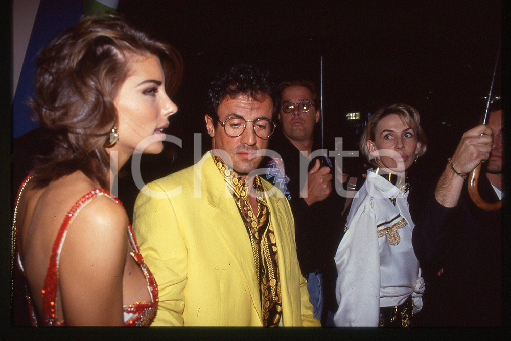 Sylvester STALLONE e Jennifer FLAVIN - COSTUME 1995 ca 35 mm vintage slide 20 Diapositiva d'epoca, in formato 35 mm.CONDIZIONI: GOODE' severamente vietata la riproduzione. Tutti i diritti sono riservati.Nella diapositiva ICharta mette in vendita, sul negozio eBay e in esclusiva sul sito "icharta" il proprio archivio composto da numerose diapositive e negativi fotografici d'epoca, tutti originali e autentici, che attraversano la storia del costume italiano tra gli la fine degli anni Sessanta e Novanta.Si tratta di uno sguardo inedito sull'attualità, la politica, la vita quotidiana, il gossip e la cultura, che fotografa il cambiamento della nazione in quest'ultimo scorcio del XX secolo. Un'occasione unica per il mercato del collezionismo, che vede finalmente disponibile un archivio eccezionale per vastità, tematiche e condizioni, in un settore (il negativo fotografico e la diapositiva) di assoluta novità e dalle interessanti prospettive di investimento.  GOOD/buono   originale e autentica 1