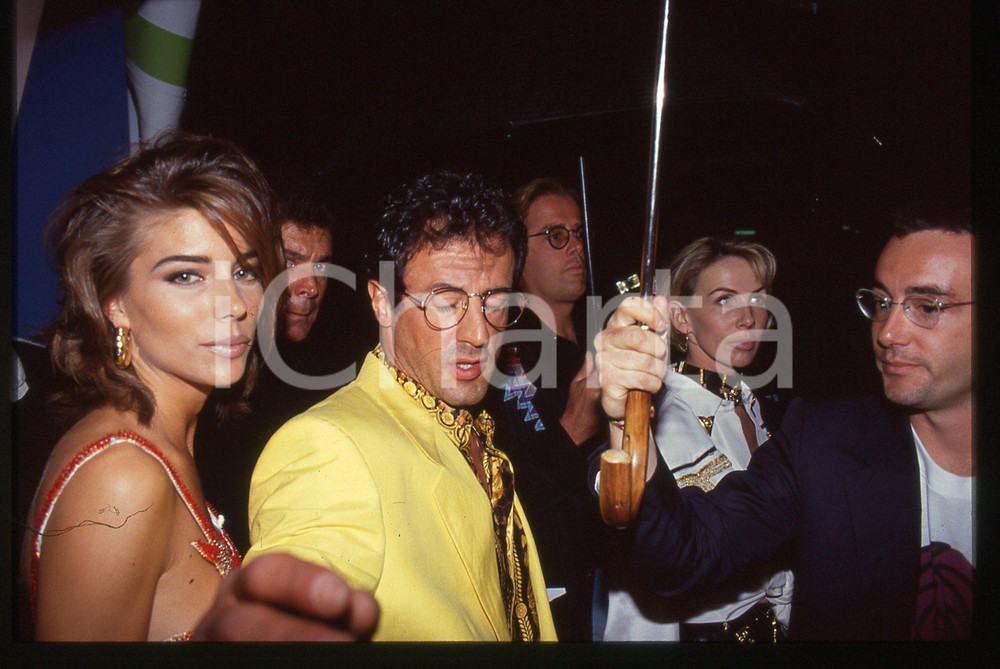 Sylvester STALLONE e Jennifer FLAVIN - COSTUME 1995 ca 35 mm vintage slide 23 Diapositiva d'epoca, in formato 35 mm.CONDIZIONI: GOODE' severamente vietata la riproduzione. Tutti i diritti sono riservati.Nella diapositiva ICharta mette in vendita, sul negozio eBay e in esclusiva sul sito "icharta" il proprio archivio composto da numerose diapositive e negativi fotografici d'epoca, tutti originali e autentici, che attraversano la storia del costume italiano tra gli la fine degli anni Sessanta e Novanta.Si tratta di uno sguardo inedito sull'attualità, la politica, la vita quotidiana, il gossip e la cultura, che fotografa il cambiamento della nazione in quest'ultimo scorcio del XX secolo. Un'occasione unica per il mercato del collezionismo, che vede finalmente disponibile un archivio eccezionale per vastità, tematiche e condizioni, in un settore (il negativo fotografico e la diapositiva) di assoluta novità e dalle interessanti prospettive di investimento.  GOOD/buono   originale e autentica 1