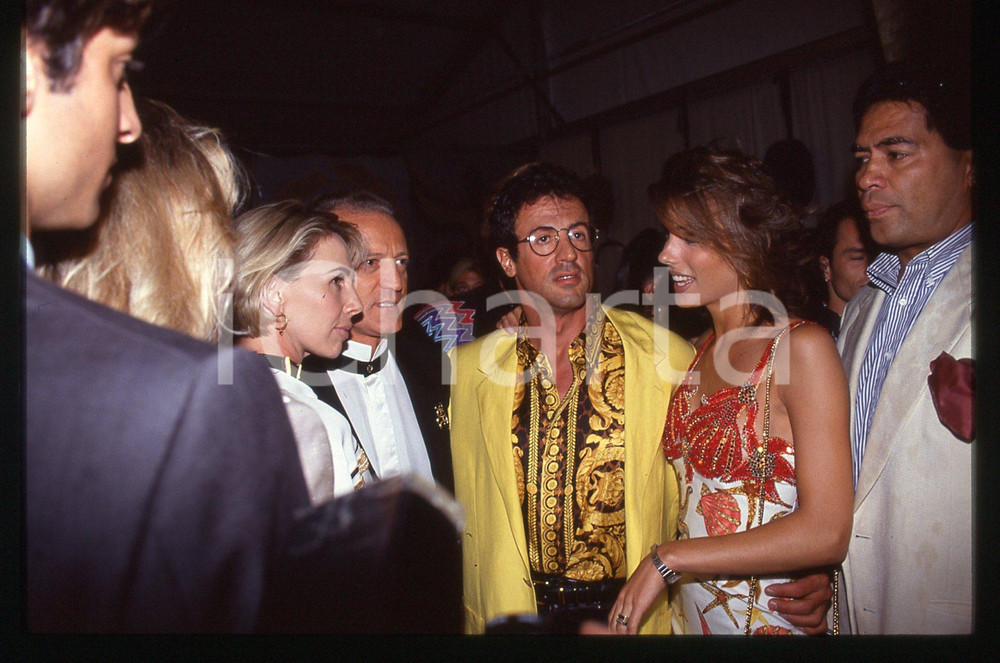 Sylvester STALLONE e Jennifer FLAVIN - COSTUME 1995 ca 35 mm vintage slide 24 Diapositiva d'epoca, in formato 35 mm.CONDIZIONI: GOODE' severamente vietata la riproduzione. Tutti i diritti sono riservati.Nella diapositiva ICharta mette in vendita, sul negozio eBay e in esclusiva sul sito "icharta" il proprio archivio composto da numerose diapositive e negativi fotografici d'epoca, tutti originali e autentici, che attraversano la storia del costume italiano tra gli la fine degli anni Sessanta e Novanta.Si tratta di uno sguardo inedito sull'attualità, la politica, la vita quotidiana, il gossip e la cultura, che fotografa il cambiamento della nazione in quest'ultimo scorcio del XX secolo. Un'occasione unica per il mercato del collezionismo, che vede finalmente disponibile un archivio eccezionale per vastità, tematiche e condizioni, in un settore (il negativo fotografico e la diapositiva) di assoluta novità e dalle interessanti prospettive di investimento.  GOOD/buono   originale e autentica 1