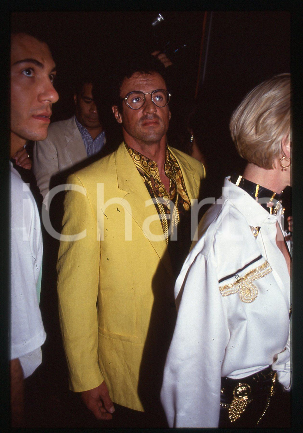 Sylvester STALLONE - CINEMA 1995 ca 35 mm vintage slide 56 Diapositiva d'epoca, in formato 35 mm.CONDIZIONI: GOODE' severamente vietata la riproduzione. Tutti i diritti sono riservati.Nella diapositiva ICharta mette in vendita, sul negozio eBay e in esclusiva sul sito "icharta" il proprio archivio composto da numerose diapositive e negativi fotografici d'epoca, tutti originali e autentici, che attraversano la storia del costume italiano tra gli la fine degli anni Sessanta e Novanta.Si tratta di uno sguardo inedito sull'attualità, la politica, la vita quotidiana, il gossip e la cultura, che fotografa il cambiamento della nazione in quest'ultimo scorcio del XX secolo. Un'occasione unica per il mercato del collezionismo, che vede finalmente disponibile un archivio eccezionale per vastità, tematiche e condizioni, in un settore (il negativo fotografico e la diapositiva) di assoluta novità e dalle interessanti prospettive di investimento.  GOOD/buono   originale e autentica 1