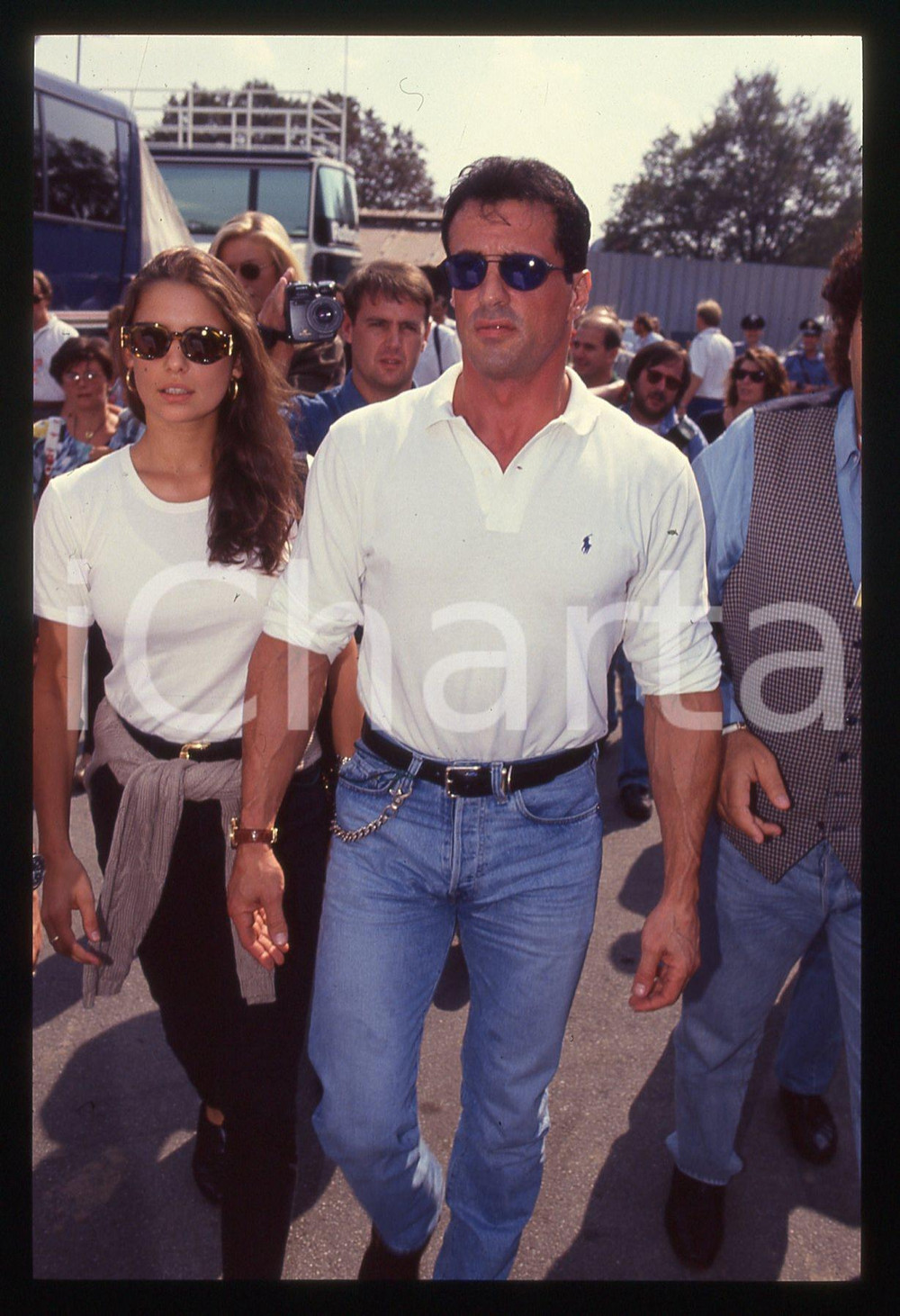 Sylvester STALLONE ed Andrea WIESER - COSTUME 1994 35 mm vintage slide 4 Diapositiva d'epoca, in formato 35 mm.CONDIZIONI: GOODE' severamente vietata la riproduzione. Tutti i diritti sono riservati.Nella diapositiva ICharta mette in vendita, sul negozio eBay e in esclusiva sul sito "icharta" il proprio archivio composto da numerose diapositive e negativi fotografici d'epoca, tutti originali e autentici, che attraversano la storia del costume italiano tra gli la fine degli anni Sessanta e Novanta.Si tratta di uno sguardo inedito sull'attualità, la politica, la vita quotidiana, il gossip e la cultura, che fotografa il cambiamento della nazione in quest'ultimo scorcio del XX secolo. Un'occasione unica per il mercato del collezionismo, che vede finalmente disponibile un archivio eccezionale per vastità, tematiche e condizioni, in un settore (il negativo fotografico e la diapositiva) di assoluta novità e dalle interessanti prospettive di investimento.  GOOD/buono   originale e autentica 1