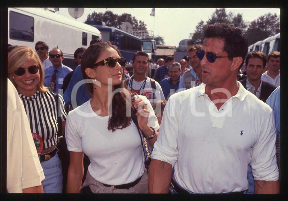 Sylvester STALLONE ed Andrea WIESER - COSTUME 1994 35 mm vintage slide 5 Diapositiva d'epoca, in formato 35 mm.CONDIZIONI: GOODE' severamente vietata la riproduzione. Tutti i diritti sono riservati.Nella diapositiva ICharta mette in vendita, sul negozio eBay e in esclusiva sul sito "icharta" il proprio archivio composto da numerose diapositive e negativi fotografici d'epoca, tutti originali e autentici, che attraversano la storia del costume italiano tra gli la fine degli anni Sessanta e Novanta.Si tratta di uno sguardo inedito sull'attualità, la politica, la vita quotidiana, il gossip e la cultura, che fotografa il cambiamento della nazione in quest'ultimo scorcio del XX secolo. Un'occasione unica per il mercato del collezionismo, che vede finalmente disponibile un archivio eccezionale per vastità, tematiche e condizioni, in un settore (il negativo fotografico e la diapositiva) di assoluta novità e dalle interessanti prospettive di investimento.  GOOD/buono   originale e autentica 1