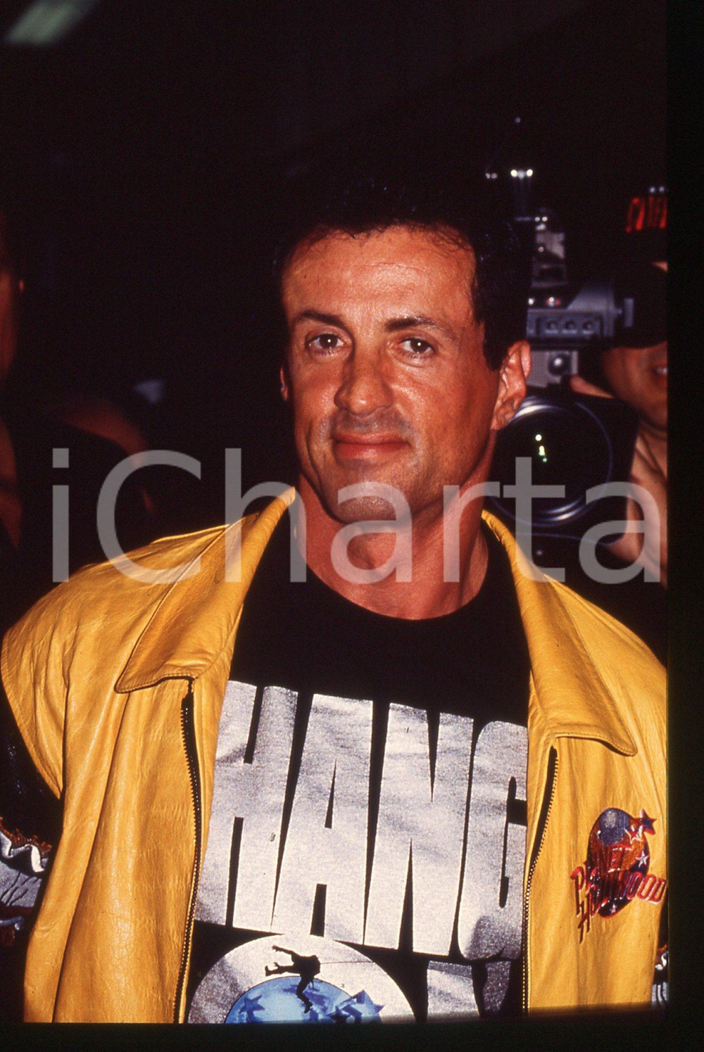 Sylvester STALLONE - PLANET HOLLYWOOD LONDRA 1993 35 mm vintage slide 40 Diapositiva d'epoca, in formato 35 mm.CONDIZIONI: GOODE' severamente vietata la riproduzione. Tutti i diritti sono riservati.Nella diapositiva ICharta mette in vendita, sul negozio eBay e in esclusiva sul sito "icharta" il proprio archivio composto da numerose diapositive e negativi fotografici d'epoca, tutti originali e autentici, che attraversano la storia del costume italiano tra gli la fine degli anni Sessanta e Novanta.Si tratta di uno sguardo inedito sull'attualit&agrave;, la politica, la vita quotidiana, il gossip e la cultura, che fotografa il cambiamento della nazione in quest'ultimo scorcio del XX secolo. Un'occasione unica per il mercato del collezionismo, che vede finalmente disponibile un archivio eccezionale per vastit&agrave;, tematiche e condizioni, in un settore (il negativo fotografico e la diapositiva) di assoluta novit&agrave; e dalle interessanti prospettive di investimento.  GOOD/buono   originale e autentica 1