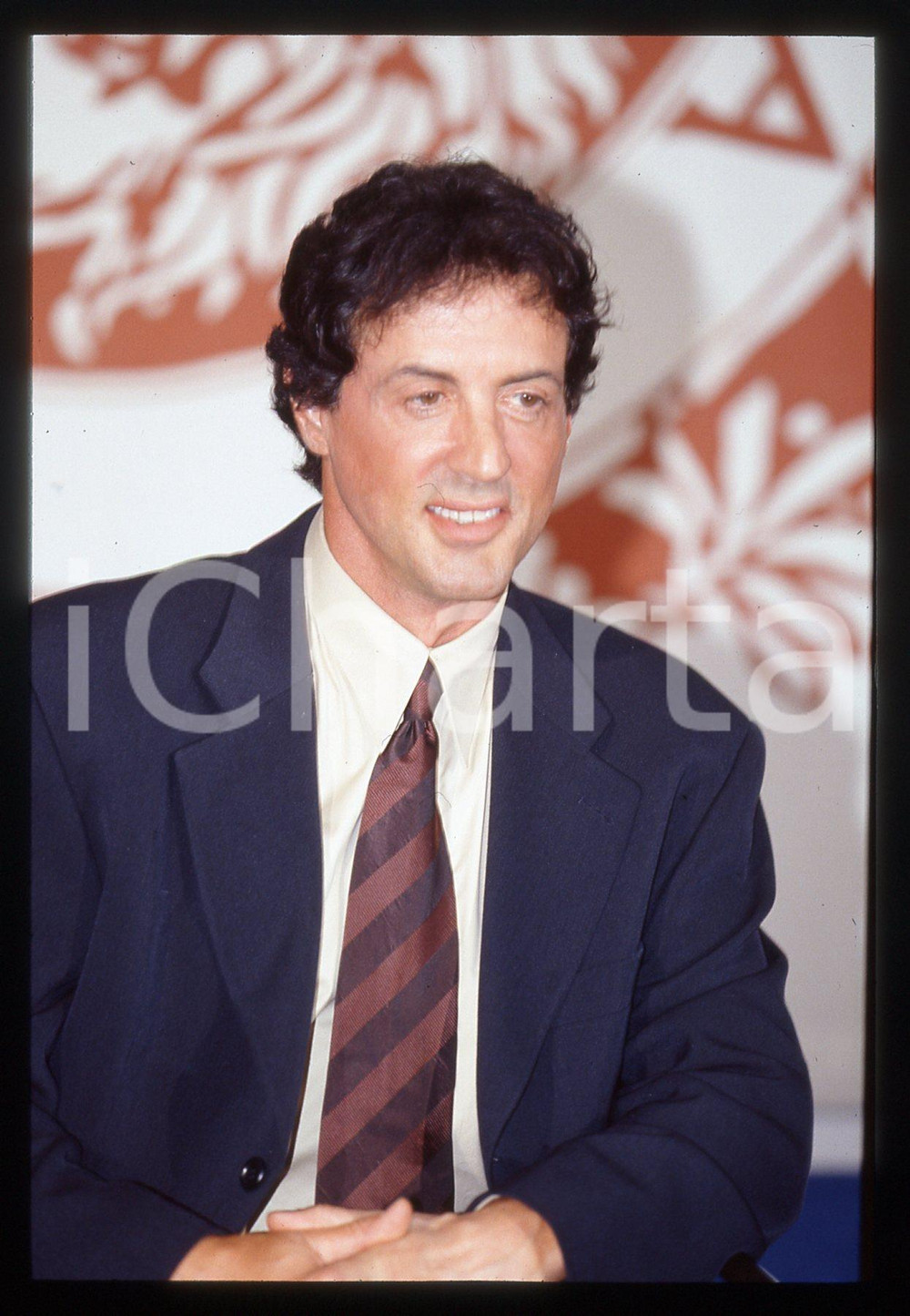 Sylvester STALLONE - FESTIVAL CINEMA VENEZIA 1997 35 mm vintage slide 62 Diapositiva d'epoca, in formato 35 mm.CONDIZIONI: GOODE' severamente vietata la riproduzione. Tutti i diritti sono riservati.Nella diapositiva ICharta mette in vendita, sul negozio eBay e in esclusiva sul sito "icharta" il proprio archivio composto da numerose diapositive e negativi fotografici d'epoca, tutti originali e autentici, che attraversano la storia del costume italiano tra gli la fine degli anni Sessanta e Novanta.Si tratta di uno sguardo inedito sull'attualit&agrave;, la politica, la vita quotidiana, il gossip e la cultura, che fotografa il cambiamento della nazione in quest'ultimo scorcio del XX secolo. Un'occasione unica per il mercato del collezionismo, che vede finalmente disponibile un archivio eccezionale per vastit&agrave;, tematiche e condizioni, in un settore (il negativo fotografico e la diapositiva) di assoluta novit&agrave; e dalle interessanti prospettive di investimento.  GOOD/buono   originale e autentica 1