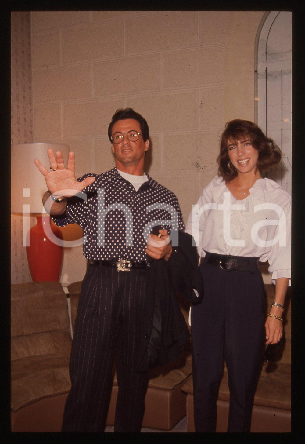 Sylvester STALLONE e Jennifer FLAVIN - COSTUME 1995 ca 35 mm vintage slide 27 Diapositiva d'epoca, in formato 35 mm.CONDIZIONI: GOODE' severamente vietata la riproduzione. Tutti i diritti sono riservati.Nella diapositiva ICharta mette in vendita, sul negozio eBay e in esclusiva sul sito "icharta" il proprio archivio composto da numerose diapositive e negativi fotografici d'epoca, tutti originali e autentici, che attraversano la storia del costume italiano tra gli la fine degli anni Sessanta e Novanta.Si tratta di uno sguardo inedito sull'attualità, la politica, la vita quotidiana, il gossip e la cultura, che fotografa il cambiamento della nazione in quest'ultimo scorcio del XX secolo. Un'occasione unica per il mercato del collezionismo, che vede finalmente disponibile un archivio eccezionale per vastità, tematiche e condizioni, in un settore (il negativo fotografico e la diapositiva) di assoluta novità e dalle interessanti prospettive di investimento.  GOOD/buono   originale e autentica 1