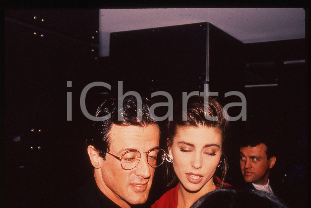 Sylvester STALLONE e Jennifer FLAVIN - COSTUME 1995 ca 35 mm vintage slide 29 Diapositiva d'epoca, in formato 35 mm.CONDIZIONI: GOODE' severamente vietata la riproduzione. Tutti i diritti sono riservati.Nella diapositiva ICharta mette in vendita, sul negozio eBay e in esclusiva sul sito "icharta" il proprio archivio composto da numerose diapositive e negativi fotografici d'epoca, tutti originali e autentici, che attraversano la storia del costume italiano tra gli la fine degli anni Sessanta e Novanta.Si tratta di uno sguardo inedito sull'attualità, la politica, la vita quotidiana, il gossip e la cultura, che fotografa il cambiamento della nazione in quest'ultimo scorcio del XX secolo. Un'occasione unica per il mercato del collezionismo, che vede finalmente disponibile un archivio eccezionale per vastità, tematiche e condizioni, in un settore (il negativo fotografico e la diapositiva) di assoluta novità e dalle interessanti prospettive di investimento.  GOOD/buono   originale e autentica 1