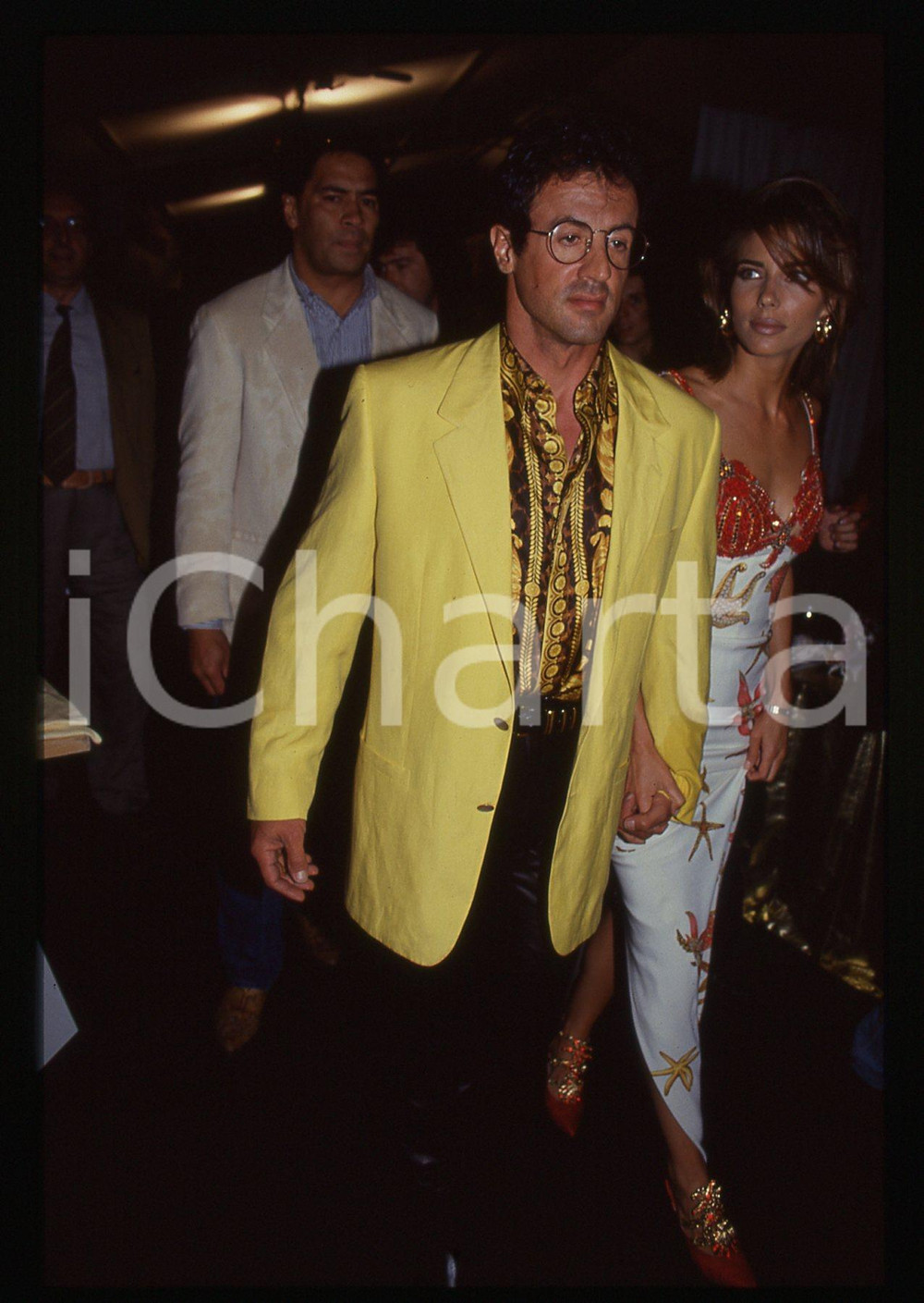Sylvester STALLONE e Jennifer FLAVIN - COSTUME 1995 ca 35 mm vintage slide 30 Diapositiva d'epoca, in formato 35 mm.CONDIZIONI: GOODE' severamente vietata la riproduzione. Tutti i diritti sono riservati.Nella diapositiva ICharta mette in vendita, sul negozio eBay e in esclusiva sul sito "icharta" il proprio archivio composto da numerose diapositive e negativi fotografici d'epoca, tutti originali e autentici, che attraversano la storia del costume italiano tra gli la fine degli anni Sessanta e Novanta.Si tratta di uno sguardo inedito sull'attualità, la politica, la vita quotidiana, il gossip e la cultura, che fotografa il cambiamento della nazione in quest'ultimo scorcio del XX secolo. Un'occasione unica per il mercato del collezionismo, che vede finalmente disponibile un archivio eccezionale per vastità, tematiche e condizioni, in un settore (il negativo fotografico e la diapositiva) di assoluta novità e dalle interessanti prospettive di investimento.  GOOD/buono   originale e autentica 1
