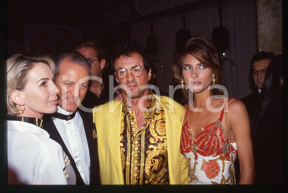 Sylvester STALLONE e Jennifer FLAVIN - COSTUME 1995 ca 35 mm vintage slide 31 Diapositiva d'epoca, in formato 35 mm.CONDIZIONI: GOODE' severamente vietata la riproduzione. Tutti i diritti sono riservati.Nella diapositiva ICharta mette in vendita, sul negozio eBay e in esclusiva sul sito "icharta" il proprio archivio composto da numerose diapositive e negativi fotografici d'epoca, tutti originali e autentici, che attraversano la storia del costume italiano tra gli la fine degli anni Sessanta e Novanta.Si tratta di uno sguardo inedito sull'attualità, la politica, la vita quotidiana, il gossip e la cultura, che fotografa il cambiamento della nazione in quest'ultimo scorcio del XX secolo. Un'occasione unica per il mercato del collezionismo, che vede finalmente disponibile un archivio eccezionale per vastità, tematiche e condizioni, in un settore (il negativo fotografico e la diapositiva) di assoluta novità e dalle interessanti prospettive di investimento.  GOOD/buono   originale e autentica 1