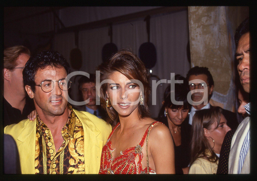 Sylvester STALLONE e Jennifer FLAVIN - COSTUME 1995 ca 35 mm vintage slide 32 Diapositiva d'epoca, in formato 35 mm.CONDIZIONI: GOODE' severamente vietata la riproduzione. Tutti i diritti sono riservati.Nella diapositiva ICharta mette in vendita, sul negozio eBay e in esclusiva sul sito "icharta" il proprio archivio composto da numerose diapositive e negativi fotografici d'epoca, tutti originali e autentici, che attraversano la storia del costume italiano tra gli la fine degli anni Sessanta e Novanta.Si tratta di uno sguardo inedito sull'attualità, la politica, la vita quotidiana, il gossip e la cultura, che fotografa il cambiamento della nazione in quest'ultimo scorcio del XX secolo. Un'occasione unica per il mercato del collezionismo, che vede finalmente disponibile un archivio eccezionale per vastità, tematiche e condizioni, in un settore (il negativo fotografico e la diapositiva) di assoluta novità e dalle interessanti prospettive di investimento.  GOOD/buono   originale e autentica 1