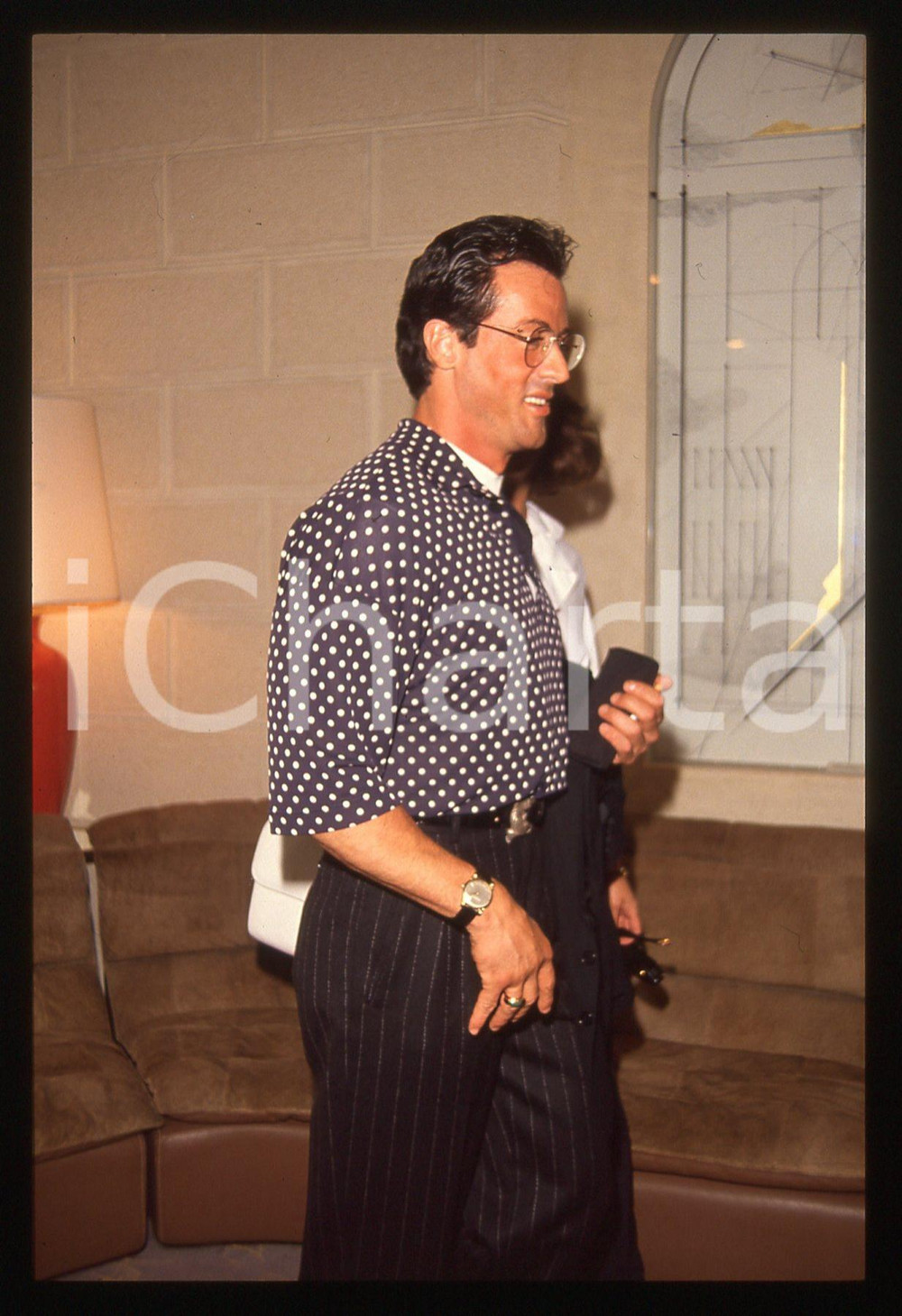 Sylvester STALLONE e Jennifer FLAVIN - COSTUME 1995 ca 35 mm vintage slide 34 Diapositiva d'epoca, in formato 35 mm.CONDIZIONI: GOODE' severamente vietata la riproduzione. Tutti i diritti sono riservati.Nella diapositiva ICharta mette in vendita, sul negozio eBay e in esclusiva sul sito "icharta" il proprio archivio composto da numerose diapositive e negativi fotografici d'epoca, tutti originali e autentici, che attraversano la storia del costume italiano tra gli la fine degli anni Sessanta e Novanta.Si tratta di uno sguardo inedito sull'attualità, la politica, la vita quotidiana, il gossip e la cultura, che fotografa il cambiamento della nazione in quest'ultimo scorcio del XX secolo. Un'occasione unica per il mercato del collezionismo, che vede finalmente disponibile un archivio eccezionale per vastità, tematiche e condizioni, in un settore (il negativo fotografico e la diapositiva) di assoluta novità e dalle interessanti prospettive di investimento.  GOOD/buono   originale e autentica 1