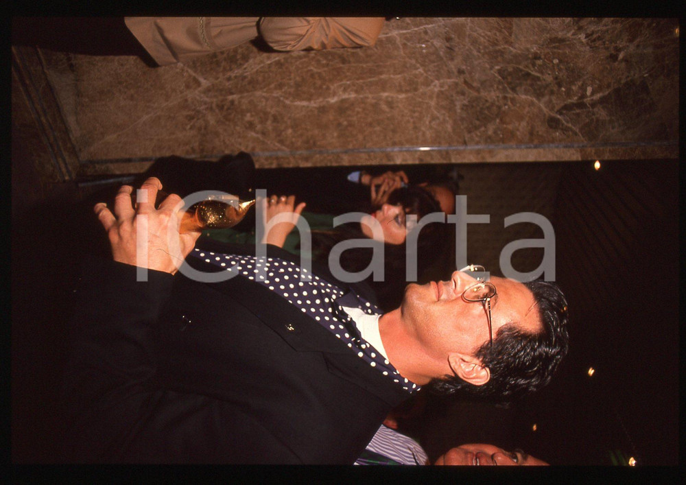 Sylvester STALLONE - CINEMA 1995 ca 35 mm vintage slide 59 Diapositiva d'epoca, in formato 35 mm.CONDIZIONI: GOODE' severamente vietata la riproduzione. Tutti i diritti sono riservati.Nella diapositiva ICharta mette in vendita, sul negozio eBay e in esclusiva sul sito "icharta" il proprio archivio composto da numerose diapositive e negativi fotografici d'epoca, tutti originali e autentici, che attraversano la storia del costume italiano tra gli la fine degli anni Sessanta e Novanta.Si tratta di uno sguardo inedito sull'attualità, la politica, la vita quotidiana, il gossip e la cultura, che fotografa il cambiamento della nazione in quest'ultimo scorcio del XX secolo. Un'occasione unica per il mercato del collezionismo, che vede finalmente disponibile un archivio eccezionale per vastità, tematiche e condizioni, in un settore (il negativo fotografico e la diapositiva) di assoluta novità e dalle interessanti prospettive di investimento.  GOOD/buono   originale e autentica 1