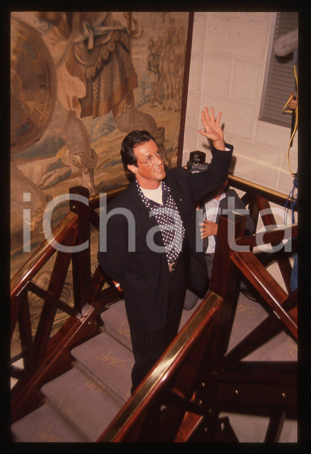 Sylvester STALLONE - CINEMA 1995 ca 35 mm vintage slide 60 Diapositiva d'epoca, in formato 35 mm.CONDIZIONI: GOODE' severamente vietata la riproduzione. Tutti i diritti sono riservati.Nella diapositiva ICharta mette in vendita, sul negozio eBay e in esclusiva sul sito "icharta" il proprio archivio composto da numerose diapositive e negativi fotografici d'epoca, tutti originali e autentici, che attraversano la storia del costume italiano tra gli la fine degli anni Sessanta e Novanta.Si tratta di uno sguardo inedito sull'attualità, la politica, la vita quotidiana, il gossip e la cultura, che fotografa il cambiamento della nazione in quest'ultimo scorcio del XX secolo. Un'occasione unica per il mercato del collezionismo, che vede finalmente disponibile un archivio eccezionale per vastità, tematiche e condizioni, in un settore (il negativo fotografico e la diapositiva) di assoluta novità e dalle interessanti prospettive di investimento.  GOOD/buono   originale e autentica 1