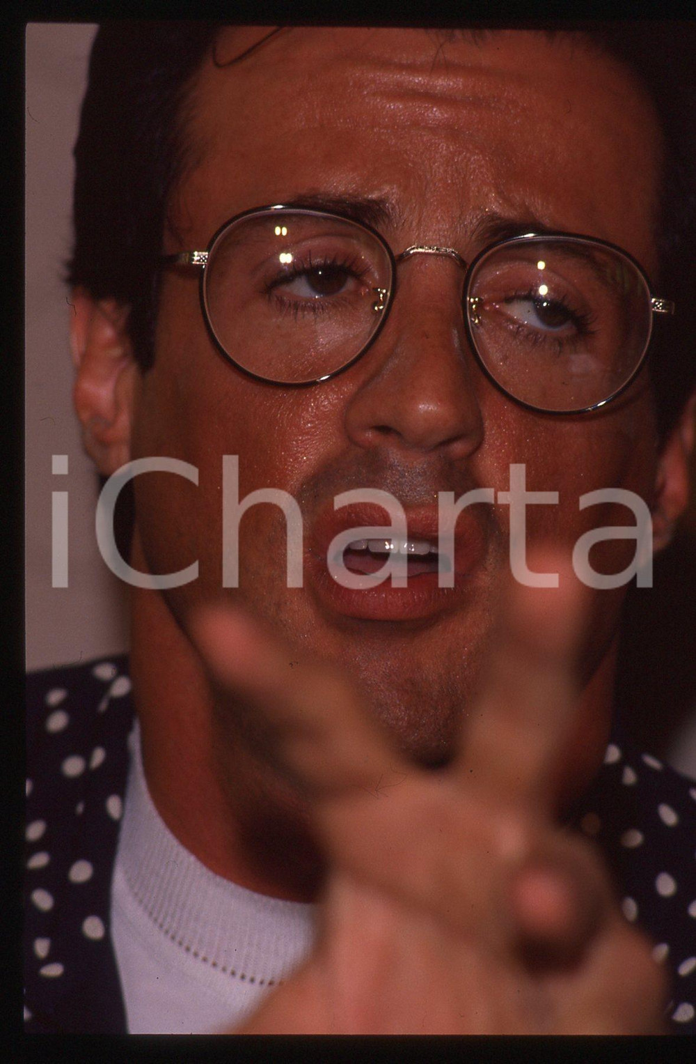 Sylvester STALLONE - CINEMA 1995 ca 35 mm vintage slide 61 Diapositiva d'epoca, in formato 35 mm.CONDIZIONI: GOODE' severamente vietata la riproduzione. Tutti i diritti sono riservati.Nella diapositiva ICharta mette in vendita, sul negozio eBay e in esclusiva sul sito "icharta" il proprio archivio composto da numerose diapositive e negativi fotografici d'epoca, tutti originali e autentici, che attraversano la storia del costume italiano tra gli la fine degli anni Sessanta e Novanta.Si tratta di uno sguardo inedito sull'attualità, la politica, la vita quotidiana, il gossip e la cultura, che fotografa il cambiamento della nazione in quest'ultimo scorcio del XX secolo. Un'occasione unica per il mercato del collezionismo, che vede finalmente disponibile un archivio eccezionale per vastità, tematiche e condizioni, in un settore (il negativo fotografico e la diapositiva) di assoluta novità e dalle interessanti prospettive di investimento.  GOOD/buono   originale e autentica 1