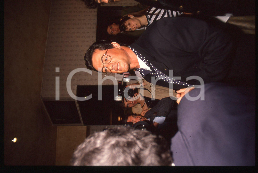 Sylvester STALLONE - CINEMA 1995 ca 35 mm vintage slide 62 Diapositiva d'epoca, in formato 35 mm.CONDIZIONI: GOODE' severamente vietata la riproduzione. Tutti i diritti sono riservati.Nella diapositiva ICharta mette in vendita, sul negozio eBay e in esclusiva sul sito "icharta" il proprio archivio composto da numerose diapositive e negativi fotografici d'epoca, tutti originali e autentici, che attraversano la storia del costume italiano tra gli la fine degli anni Sessanta e Novanta.Si tratta di uno sguardo inedito sull'attualità, la politica, la vita quotidiana, il gossip e la cultura, che fotografa il cambiamento della nazione in quest'ultimo scorcio del XX secolo. Un'occasione unica per il mercato del collezionismo, che vede finalmente disponibile un archivio eccezionale per vastità, tematiche e condizioni, in un settore (il negativo fotografico e la diapositiva) di assoluta novità e dalle interessanti prospettive di investimento.  GOOD/buono   originale e autentica 1