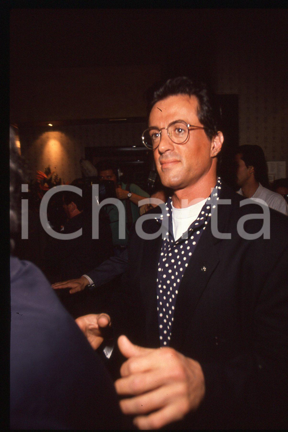 Sylvester STALLONE - CINEMA 1995 ca 35 mm vintage slide 63 Diapositiva d'epoca, in formato 35 mm.CONDIZIONI: GOODE' severamente vietata la riproduzione. Tutti i diritti sono riservati.Nella diapositiva ICharta mette in vendita, sul negozio eBay e in esclusiva sul sito "icharta" il proprio archivio composto da numerose diapositive e negativi fotografici d'epoca, tutti originali e autentici, che attraversano la storia del costume italiano tra gli la fine degli anni Sessanta e Novanta.Si tratta di uno sguardo inedito sull'attualità, la politica, la vita quotidiana, il gossip e la cultura, che fotografa il cambiamento della nazione in quest'ultimo scorcio del XX secolo. Un'occasione unica per il mercato del collezionismo, che vede finalmente disponibile un archivio eccezionale per vastità, tematiche e condizioni, in un settore (il negativo fotografico e la diapositiva) di assoluta novità e dalle interessanti prospettive di investimento.  GOOD/buono   originale e autentica 1