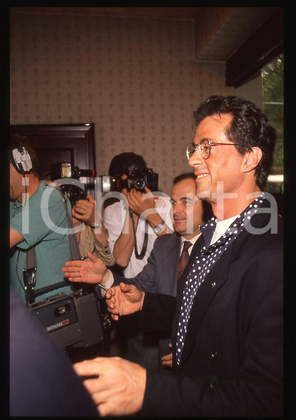 Sylvester STALLONE - CINEMA 1995 ca 35 mm vintage slide 64 Diapositiva d'epoca, in formato 35 mm.CONDIZIONI: GOODE' severamente vietata la riproduzione. Tutti i diritti sono riservati.Nella diapositiva ICharta mette in vendita, sul negozio eBay e in esclusiva sul sito "icharta" il proprio archivio composto da numerose diapositive e negativi fotografici d'epoca, tutti originali e autentici, che attraversano la storia del costume italiano tra gli la fine degli anni Sessanta e Novanta.Si tratta di uno sguardo inedito sull'attualità, la politica, la vita quotidiana, il gossip e la cultura, che fotografa il cambiamento della nazione in quest'ultimo scorcio del XX secolo. Un'occasione unica per il mercato del collezionismo, che vede finalmente disponibile un archivio eccezionale per vastità, tematiche e condizioni, in un settore (il negativo fotografico e la diapositiva) di assoluta novità e dalle interessanti prospettive di investimento.  GOOD/buono   originale e autentica 1