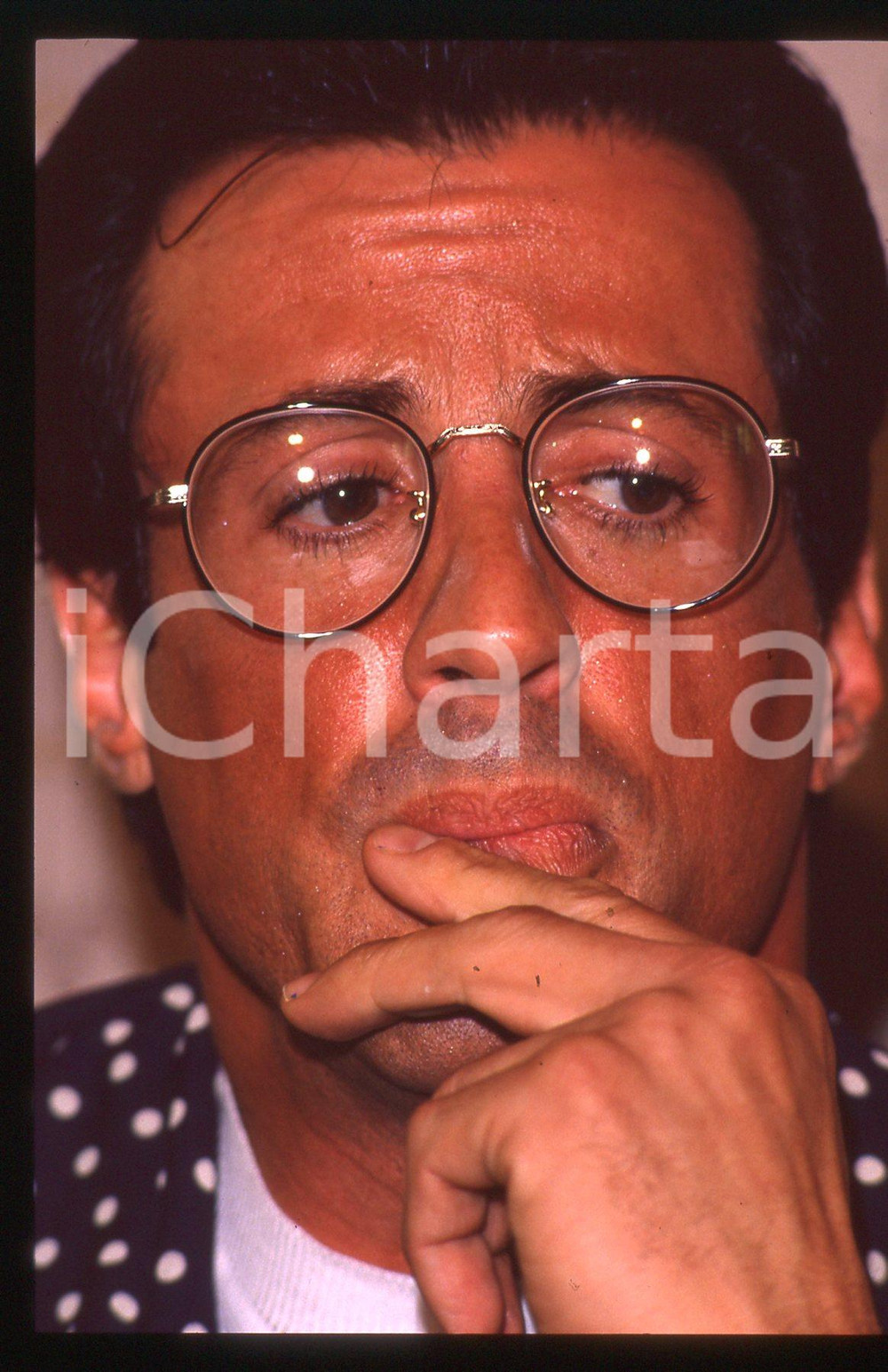 Sylvester STALLONE - CINEMA 1995 ca 35 mm vintage slide 65 Diapositiva d'epoca, in formato 35 mm.CONDIZIONI: GOODE' severamente vietata la riproduzione. Tutti i diritti sono riservati.Nella diapositiva ICharta mette in vendita, sul negozio eBay e in esclusiva sul sito "icharta" il proprio archivio composto da numerose diapositive e negativi fotografici d'epoca, tutti originali e autentici, che attraversano la storia del costume italiano tra gli la fine degli anni Sessanta e Novanta.Si tratta di uno sguardo inedito sull'attualità, la politica, la vita quotidiana, il gossip e la cultura, che fotografa il cambiamento della nazione in quest'ultimo scorcio del XX secolo. Un'occasione unica per il mercato del collezionismo, che vede finalmente disponibile un archivio eccezionale per vastità, tematiche e condizioni, in un settore (il negativo fotografico e la diapositiva) di assoluta novità e dalle interessanti prospettive di investimento.  GOOD/buono   originale e autentica 1