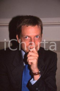 35mm vintage slide* 1990ca POLITICA PCI PDS FGCI Gianni CUPERLO ritratto (12) Diapositiva d'epoca, in formato 35 mm. CONDIZIONI: GOOD Tutti i diritti riservati E' severamente vietata la riproduzione.  ICharta mette in vendita, sul negozio eBay e in esclusiva sul sito "icharta" il proprio archivio composto da numerose diapositive e negativi fotografici d'epoca, tutti originali e autentici, che attraversano la storia del costume italiano tra gli la fine degli anni Sessanta e Novanta.Si tratta di uno sguardo inedito sull'attualit&agrave;, la politica, la vita quotidiana, il gossip e la cultura, che fotografa il cambiamento della nazione in quest'ultimo scorcio del XX secolo. Un'occasione unica per il mercato del collezionismo, che vede finalmente disponibile un archivio eccezionale per vastit&agrave;, tematiche e condizioni, in un settore (il negativo fotografico e la diapositiva) di assoluta novit&agrave; e dalle interessanti prospettive di investimento.  GOOD/buono   originale e autentica 1