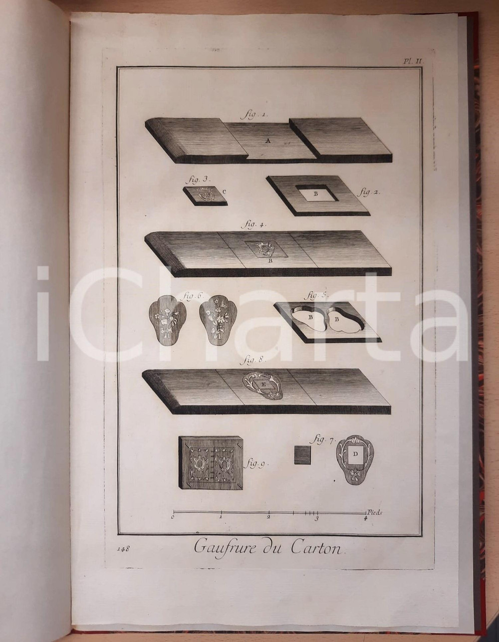 1981 COLLEZIONE DELL'ENCICLOPEDIA La moda e l'abbigliamento *Ed. MAZZOTTA Brossura editoriale con copertina rigida e cofanetto.Contiene planche originale dell'Encyclopédie ou dictionnaire raisonné des sciences, des arts et des métiers di Diderot e D'Alembert.Edizione limitata con autografo di Gabriele Mazzotta.Esemplare n° 56/100 numerato a manoEDITORE: Gabriele Mazzotta Editore - MilanoPAGINE: 157 FAIR/discreto buone condizioni interne; segni di usura al dorso e al cofanetto Formato: 27x43 cm originale e autentica 1