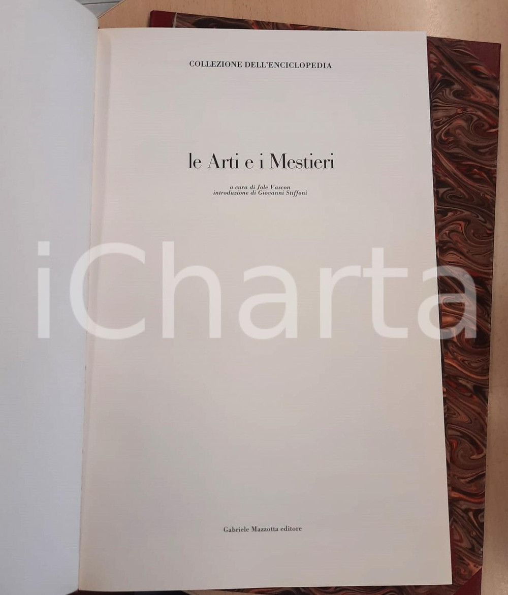 1980 COLLEZIONE DELL'ENCICLOPEDIA Le arti e i mestieri *Ed. MAZZOTTA Brossura editoriale con copertina rigida e cofanetto.Contiene planche originale dell'Encyclopédie ou dictionnaire raisonné des sciences, des arts et des métiers di Diderot e D'Alembert.Edizione limitata con autografo di Gabriele Mazzotta.Esemplare n° 56/100 numerato a manoEDITORE: Gabriele Mazzotta Editore - MilanoPAGINE: 157 GOOD/buono lievi tracce d'uso al dorso e al cofanetto Formato: 27x43 cm originale e autentica 1