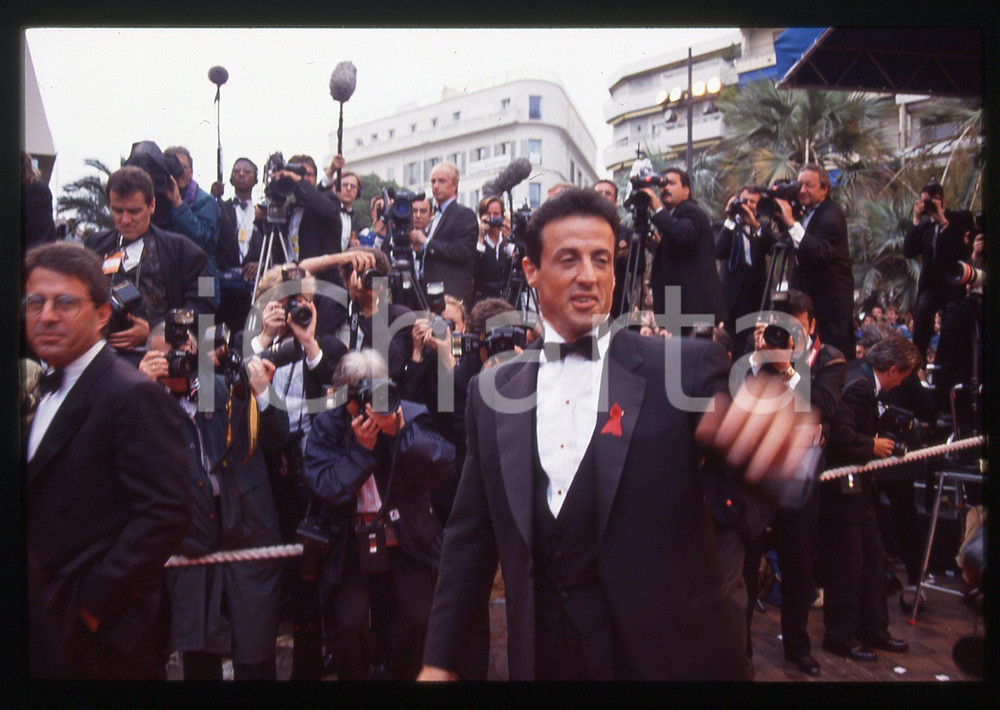 Sylvester STALLONE - FESTIVAL CINEMA CANNES 1993 35 mm vintage slide Diapositiva d'epoca, in formato 35 mm.CONDIZIONI: GOODE' severamente vietata la riproduzione. Tutti i diritti sono riservati.Nella diapositiva ICharta mette in vendita, sul negozio eBay e in esclusiva sul sito "icharta" il proprio archivio composto da numerose diapositive e negativi fotografici d'epoca, tutti originali e autentici, che attraversano la storia del costume italiano tra gli la fine degli anni Sessanta e Novanta.Si tratta di uno sguardo inedito sull'attualità, la politica, la vita quotidiana, il gossip e la cultura, che fotografa il cambiamento della nazione in quest'ultimo scorcio del XX secolo. Un'occasione unica per il mercato del collezionismo, che vede finalmente disponibile un archivio eccezionale per vastità, tematiche e condizioni, in un settore (il negativo fotografico e la diapositiva) di assoluta novità e dalle interessanti prospettive di investimento.  GOOD/buono   originale e autentica 1