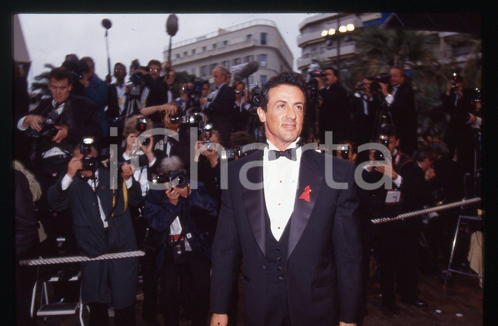 Sylvester STALLONE - FESTIVAL CINEMA CANNES 1993 35 mm vintage slide 2 Diapositiva d'epoca, in formato 35 mm.CONDIZIONI: GOODE' severamente vietata la riproduzione. Tutti i diritti sono riservati.Nella diapositiva ICharta mette in vendita, sul negozio eBay e in esclusiva sul sito "icharta" il proprio archivio composto da numerose diapositive e negativi fotografici d'epoca, tutti originali e autentici, che attraversano la storia del costume italiano tra gli la fine degli anni Sessanta e Novanta.Si tratta di uno sguardo inedito sull'attualità, la politica, la vita quotidiana, il gossip e la cultura, che fotografa il cambiamento della nazione in quest'ultimo scorcio del XX secolo. Un'occasione unica per il mercato del collezionismo, che vede finalmente disponibile un archivio eccezionale per vastità, tematiche e condizioni, in un settore (il negativo fotografico e la diapositiva) di assoluta novità e dalle interessanti prospettive di investimento.  GOOD/buono   originale e autentica 1
