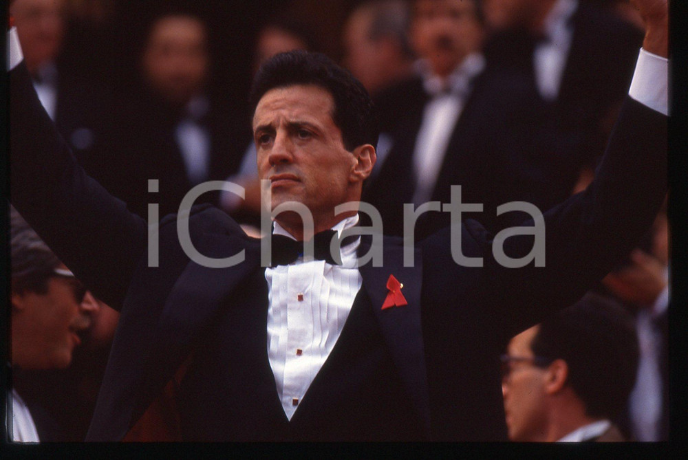 Sylvester STALLONE - FESTIVAL CINEMA CANNES 1993 35 mm vintage slide 3 Diapositiva d'epoca, in formato 35 mm.CONDIZIONI: GOODE' severamente vietata la riproduzione. Tutti i diritti sono riservati.Nella diapositiva ICharta mette in vendita, sul negozio eBay e in esclusiva sul sito "icharta" il proprio archivio composto da numerose diapositive e negativi fotografici d'epoca, tutti originali e autentici, che attraversano la storia del costume italiano tra gli la fine degli anni Sessanta e Novanta.Si tratta di uno sguardo inedito sull'attualità, la politica, la vita quotidiana, il gossip e la cultura, che fotografa il cambiamento della nazione in quest'ultimo scorcio del XX secolo. Un'occasione unica per il mercato del collezionismo, che vede finalmente disponibile un archivio eccezionale per vastità, tematiche e condizioni, in un settore (il negativo fotografico e la diapositiva) di assoluta novità e dalle interessanti prospettive di investimento.  GOOD/buono   originale e autentica 1