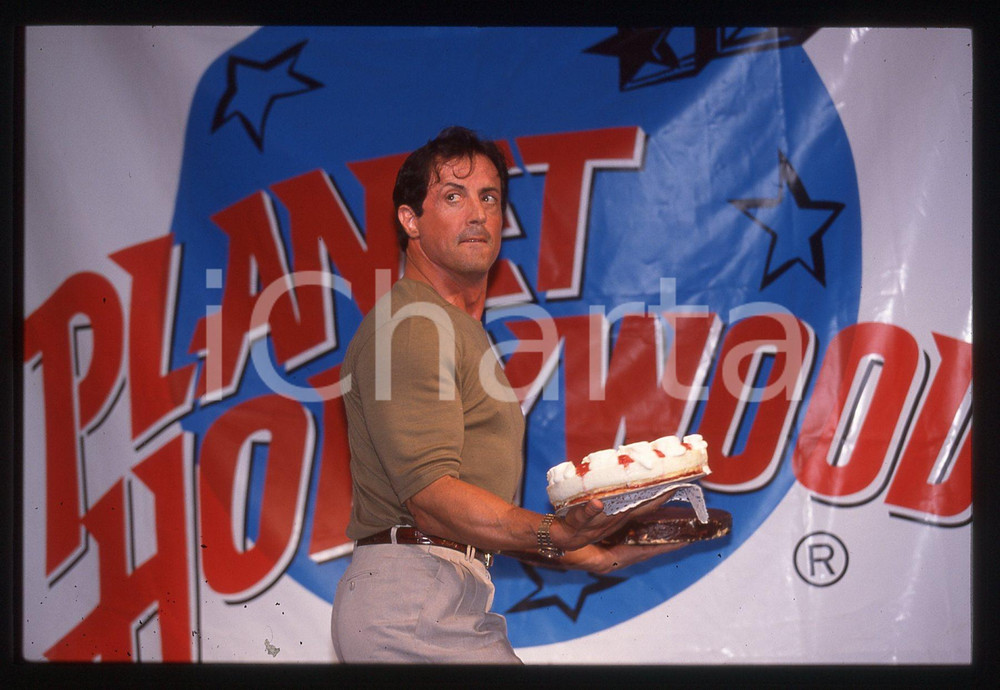 Sylvester STALLONE - PLANET HOLLYWOOD CANNES 1998 35 mm vintage slide 20 Diapositiva d'epoca, in formato 35 mm.CONDIZIONI: GOODE' severamente vietata la riproduzione. Tutti i diritti sono riservati.Nella diapositiva ICharta mette in vendita, sul negozio eBay e in esclusiva sul sito "icharta" il proprio archivio composto da numerose diapositive e negativi fotografici d'epoca, tutti originali e autentici, che attraversano la storia del costume italiano tra gli la fine degli anni Sessanta e Novanta.Si tratta di uno sguardo inedito sull'attualit&agrave;, la politica, la vita quotidiana, il gossip e la cultura, che fotografa il cambiamento della nazione in quest'ultimo scorcio del XX secolo. Un'occasione unica per il mercato del collezionismo, che vede finalmente disponibile un archivio eccezionale per vastit&agrave;, tematiche e condizioni, in un settore (il negativo fotografico e la diapositiva) di assoluta novit&agrave; e dalle interessanti prospettive di investimento.  GOOD/buono   originale e autentica 1