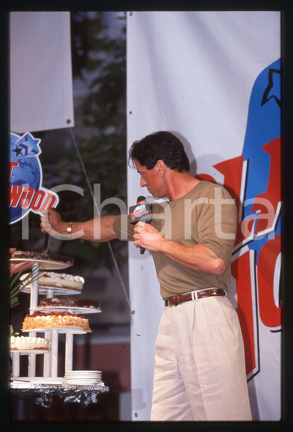 Sylvester STALLONE - PLANET HOLLYWOOD CANNES 1998 35 mm vintage slide 22 Diapositiva d'epoca, in formato 35 mm.CONDIZIONI: GOODE' severamente vietata la riproduzione. Tutti i diritti sono riservati.Nella diapositiva ICharta mette in vendita, sul negozio eBay e in esclusiva sul sito "icharta" il proprio archivio composto da numerose diapositive e negativi fotografici d'epoca, tutti originali e autentici, che attraversano la storia del costume italiano tra gli la fine degli anni Sessanta e Novanta.Si tratta di uno sguardo inedito sull'attualit&agrave;, la politica, la vita quotidiana, il gossip e la cultura, che fotografa il cambiamento della nazione in quest'ultimo scorcio del XX secolo. Un'occasione unica per il mercato del collezionismo, che vede finalmente disponibile un archivio eccezionale per vastit&agrave;, tematiche e condizioni, in un settore (il negativo fotografico e la diapositiva) di assoluta novit&agrave; e dalle interessanti prospettive di investimento.  GOOD/buono   originale e autentica 1