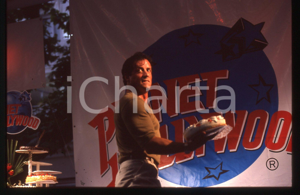 Sylvester STALLONE - PLANET HOLLYWOOD CANNES 1998 35 mm vintage slide 24 Diapositiva d'epoca, in formato 35 mm.CONDIZIONI: GOODE' severamente vietata la riproduzione. Tutti i diritti sono riservati.Nella diapositiva ICharta mette in vendita, sul negozio eBay e in esclusiva sul sito "icharta" il proprio archivio composto da numerose diapositive e negativi fotografici d'epoca, tutti originali e autentici, che attraversano la storia del costume italiano tra gli la fine degli anni Sessanta e Novanta.Si tratta di uno sguardo inedito sull'attualit&agrave;, la politica, la vita quotidiana, il gossip e la cultura, che fotografa il cambiamento della nazione in quest'ultimo scorcio del XX secolo. Un'occasione unica per il mercato del collezionismo, che vede finalmente disponibile un archivio eccezionale per vastit&agrave;, tematiche e condizioni, in un settore (il negativo fotografico e la diapositiva) di assoluta novit&agrave; e dalle interessanti prospettive di investimento.  GOOD/buono   originale e autentica 1