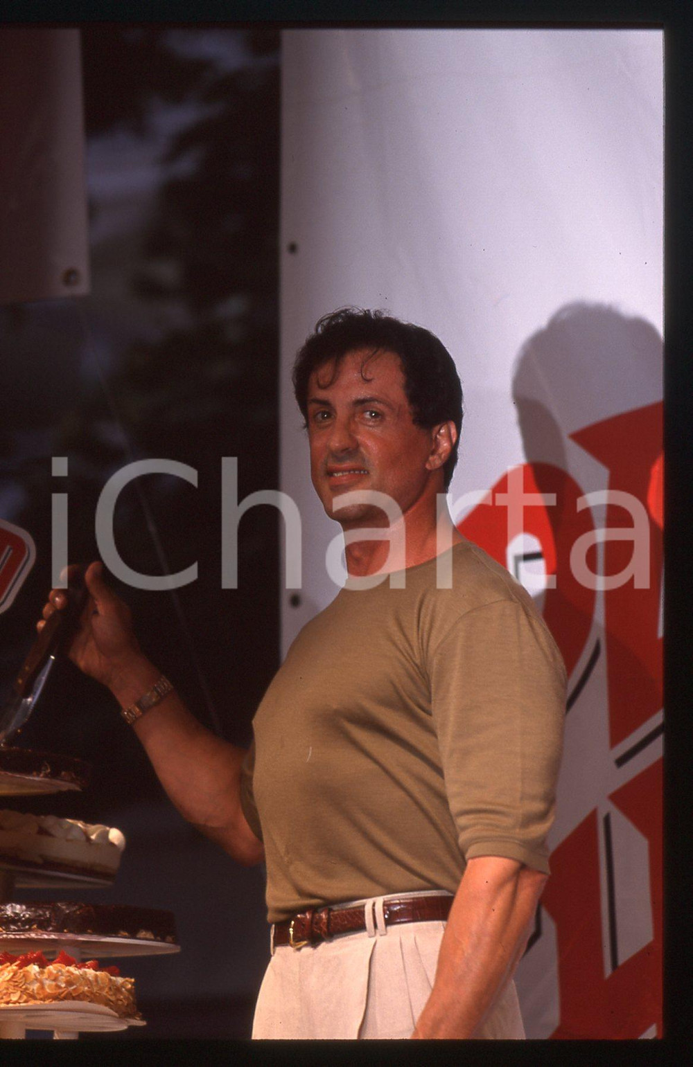 Sylvester STALLONE - PLANET HOLLYWOOD CANNES 1998 35 mm vintage slide 25 Diapositiva d'epoca, in formato 35 mm.CONDIZIONI: GOODE' severamente vietata la riproduzione. Tutti i diritti sono riservati.Nella diapositiva ICharta mette in vendita, sul negozio eBay e in esclusiva sul sito "icharta" il proprio archivio composto da numerose diapositive e negativi fotografici d'epoca, tutti originali e autentici, che attraversano la storia del costume italiano tra gli la fine degli anni Sessanta e Novanta.Si tratta di uno sguardo inedito sull'attualit&agrave;, la politica, la vita quotidiana, il gossip e la cultura, che fotografa il cambiamento della nazione in quest'ultimo scorcio del XX secolo. Un'occasione unica per il mercato del collezionismo, che vede finalmente disponibile un archivio eccezionale per vastit&agrave;, tematiche e condizioni, in un settore (il negativo fotografico e la diapositiva) di assoluta novit&agrave; e dalle interessanti prospettive di investimento.  GOOD/buono   originale e autentica 1