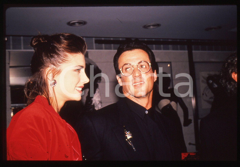 Sylvester STALLONE e Jennifer FLAVIN - COSTUME 1995 ca 35 mm vintage slide 38 Diapositiva d'epoca, in formato 35 mm.CONDIZIONI: GOODE' severamente vietata la riproduzione. Tutti i diritti sono riservati.Nella diapositiva ICharta mette in vendita, sul negozio eBay e in esclusiva sul sito "icharta" il proprio archivio composto da numerose diapositive e negativi fotografici d'epoca, tutti originali e autentici, che attraversano la storia del costume italiano tra gli la fine degli anni Sessanta e Novanta.Si tratta di uno sguardo inedito sull'attualità, la politica, la vita quotidiana, il gossip e la cultura, che fotografa il cambiamento della nazione in quest'ultimo scorcio del XX secolo. Un'occasione unica per il mercato del collezionismo, che vede finalmente disponibile un archivio eccezionale per vastità, tematiche e condizioni, in un settore (il negativo fotografico e la diapositiva) di assoluta novità e dalle interessanti prospettive di investimento.  GOOD/buono   originale e autentica 1